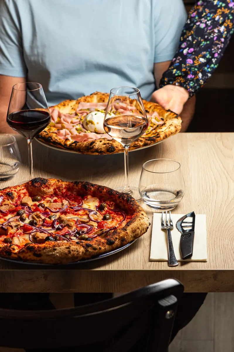 couple-table-2-pizzas