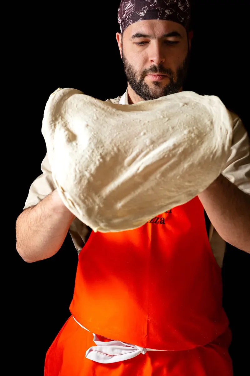 pizzaiolo-portrait-pate-fond-noir-2